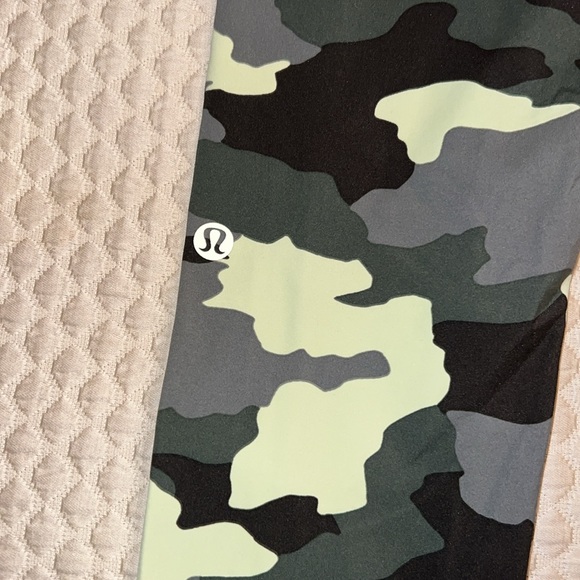 Lululemon Fast Free HR Crop 23 Green Camo Leggings Sz 8 Pockets Athletic - Picture 3 of 5